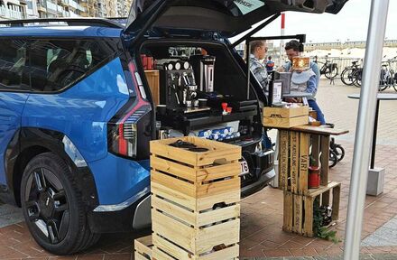Autonome mobiele koffiebar in elektrische Kia EV9 - Foto 1