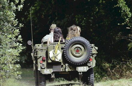 Genieten van een dagje uit met de Willys jeep - Foto 1